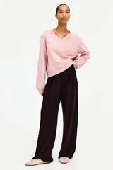 Pantalón de punto pesado color marrón oscuro, de corte amplio y silueta recta con cintura elástica revestida y pliegues delanteros.