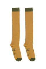 Calcetines de caña alta con acabado brillante y textura acanalada. Presentan un diseño en tono mostaza con destellos plateados.