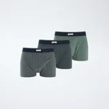 Pack de tres bóxers de algodón con cintura elástica en contraste. Incluye un modelo liso en color verde, un modelo con estampado geométrico y un modelo con estampado de puntos pequeños.