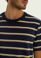 Remera de manga corta con diseño a rayas horizontales en tonos azul marino, tostado y blanco, con cuello redondo ribeteado.