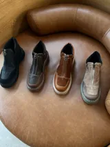 Botas cortas de cuero con suela cosida de 3 cm y cierre superior. Cuentan con dos elásticos al costado escondidos en el cuero para facilitar su uso y asegurar comodidad.