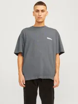 Camiseta Jack & Jones de manga corta, color gris con efecto desgastado, cuello redondo y fit loose. Presenta un pequeño texto estampado en el pecho.