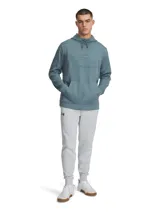Buzo con capucha Under Armour modelo Armour Fleece, color azul grisáceo, con logo de la marca en relieve en el centro del pecho. Cuenta con bolsillo frontal tipo canguro y cordones ajustables en la capucha.