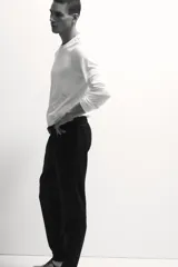 Pantalón deportivo de fútbol en color negro con tecnología DryMove, de corte ajustado, con cintura elástica con cordón ajustable, bolsillos laterales con cierre y cierres en los tobillos.
