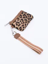 Monedero rectangular con estampado de leopardo, cierre superior con cremallera y correa de mano de tela estampada.