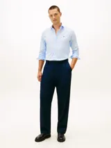 Camisa celestes de manga larga de Tommy Hilfiger, confeccionada en popelina de algodón con elastano. Presenta corte slim, cuello camisero clásico, cierre frontal con botones y el logo bordado en el pecho.