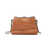 Cartera bandolera Korium modelo Lamar, color tostado, con diseño estructurado de bordes superiores ondulados, cierre superior y correa de cadena entrelazada con tira de cuero.