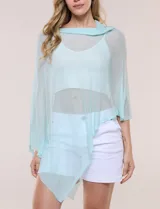 Poncho liviano de tejido de punto fino calado, color blanco, con silueta asimétrica envolvente, escote bote drapeado y mangas integradas estilo capa.