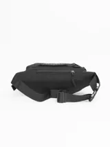 Riñonera negra de diseño funcional con múltiples compartimentos. Cuenta con dos bolsillos frontales con cierre, un bolsillo trasero oculto de seguridad y una manija superior. Incluye correa ajustable con cierre de broche y parche con logo de la marca en el frente.