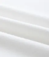 Blusa de algodón color blanco, con escote en V, manga corta y detalle de aplicación de strass en los hombros.