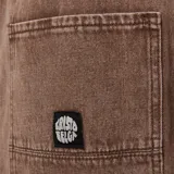 Pantalón de denim estilo skater, color marrón, de corte holgado y diseño de pernera ancha.