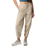 Pantalón Columbia Shale Ridge color beige, de corte recto, con cintura parcialmente elástica, bolsillos laterales con cierre y bolsillos utilitarios.
