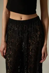 Pantalón tipo babucha de encaje color crudo, con corte holgado y cintura elástica.