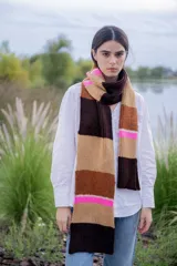 Bufanda larga tejida a rayas horizontales en tonos marrón, beige y rosa.