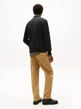 Buzo de cuello redondo Tommy Hilfiger, color negro, confeccionado en algodón regenerativo. Presenta cuello, puños y bajo acanalados, con el logo gráfico distintivo de la marca estampado en el centro del pecho y la bandera bordada en la manga.