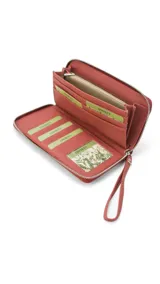 Billetera larga con cierre perimetral, confeccionada en material sintético con estampado botánico de flores silvestres sobre fondo claro. Cuenta con múltiples compartimentos internos para tarjetas, visor para documentos y un bolsillo interno con cierre. Incluye una correa de mano extraíble.