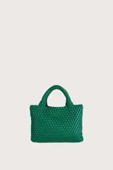 Bolso de mano pequeño con diseño trenzado en color verde, con dos asas cortas integradas.