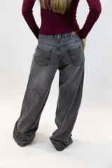 Jean wide leg de tiro bajo, color azul con efecto deslavado y diseño holgado de pierna ancha.