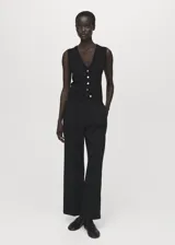 Pantalón de tiro medio, diseño recto y largo, con detalle de pinzas, trabillas, dos bolsillos laterales y cierre oculto con botón, gancho y cremallera.