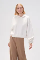 Canguro negro con capucha y mangas largas abullonadas.