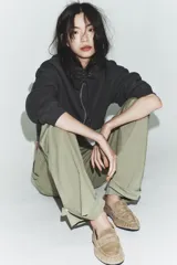 Mocasín plano de mujer en gamuza color beige, estilo driving moc, con detalle de fruncidos y costuras decorativas en la puntera y tira de antifaz.