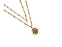 Collar doble de acero con baño de oro y dije circular con el símbolo hamsa.