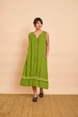 Vestido midi sin mangas de color azul, con escote en V y detalles de flecos y lentejuelas brillantes en el frente y el borde inferior.
