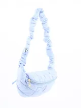 Riñonera acolchada celeste con correa ajustable y cierre superior con dije de flor.