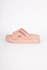 Sandalias abiertas color rosa con plataforma y tres tiras entrelazadas.