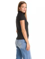 Remera blanca de cuello alto y manga corta, confeccionada en tejido texturizado con relieve tridimensional. Presenta un corte entallado al cuerpo y acabado elástico.