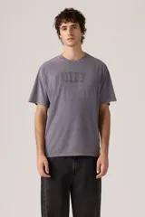 Remera de algodón con calce relajado, cuello redondo y mangas cortas. Presenta un efecto de lavado desgastado en color gris y el logo de la marca estampado en el pecho en un tono sutil.
