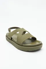 Sandalia negra con tiras entrelazadas ajustables y hebilla metálica. Su base es chunky de goma liviana y su suela elevada de 3,5cm.