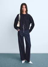 Jeans de tiro bajo confeccionados en 100% algodón estilo tejano vaquero, de diseño recto y largo, con cierre de botones, dos bolsillos laterales y dos bolsillos de parche en la parte posterior.