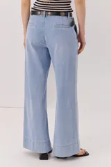 Pantalón jean negro de corte ancho y tiro alto, con pinzas delanteras y pespuntes laterales.