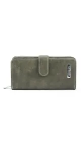 Billetera larga de cuerina color celeste con efecto desgastado, solapa con broche a presión y placa metálica con la marca grabada. Cuenta con compartimento posterior con cierre metálico.