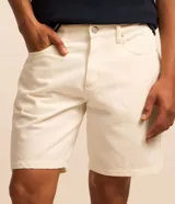 Bermuda de sarga de algodón color blanco, con cintura fija, pasadores para cinturón, cierre tradicional y bolsillos funcionales.