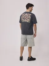 Remera blanca de algodón con estampa en la espalda con el logo de Rusty y la leyenda 'Since chasing surf records 1985'.