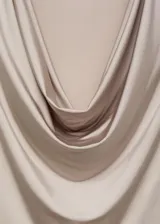 Body sin mangas de color beige, con escote drapeado y diseño entallado. Confeccionado en tejido elástico con tirantes anchos.