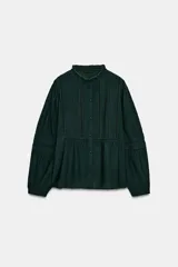 Camisa verde oscuro con cuello de volante y manga larga, detalles de entredoses a tono y cierre frontal con botones forrados.