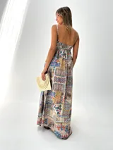 Vestido largo de algodón con estampado multicolor, corte cuadrado y elástico en la espalda. Incluye un aplique de flor desmontable.