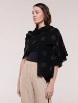 Pashmina ligera de color negro, de forma rectangular, con aplicaciones de brillos formando patrones geométricos.