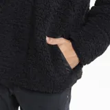 Campera de polar tipo borreguito color verde oliva, con cuello alto, cierre frontal parcial con botones a presión y bolsillo en el pecho con cierre. Presenta detalles en color beige en la solapa y los bordes.