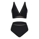 Conjunto de bikini azul de dos piezas, compuesto por un corpiño estilo triángulo con detalles de transparencia y una bombacha de tiro alto con fruncidos laterales y detalles translúcidos.
