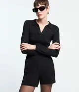 Bermuda roja de poliéster con cintura elástica, bolsillos laterales y cierre con cremallera y botones.