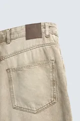 Jeans de corte holgado y amplio en toda la pierna, tiro medio. Tejido rígido con estampado a cuadros con efecto lavado. Cuenta con cinco bolsillos y cierre frontal con cremallera y botón.