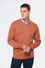 Suéter de tejido fino color azul marino, con cuello en V y manga larga. Presenta un pequeño logo bordado en el pecho.