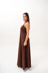 Vestido largo color marrón chocolate, de corte recto y holgado, con escote en V y tirantes finos.