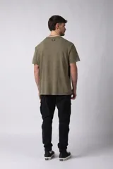 Remera de algodón con efecto gastado y acabado vintage, de corte semi oversize y cuello redondo.