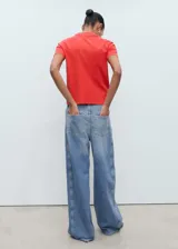 Camiseta de manga corta con cuello en pico, confeccionada en algodón regenerativo de gramaje medio, con diseño recto y ajuste regular.