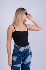 Body negro con breteles finos y escote recto.